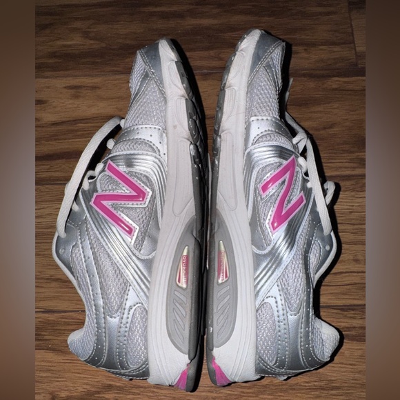 NEW BALANCE GYM SHOES SIZE 8.5 SUSAN G. KOMEN FOR THE CURE SILVER AND PINK - Picture 3 of 10